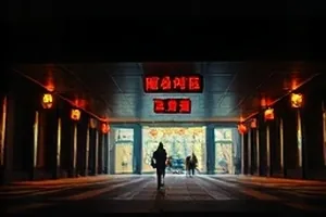 《空白页》封面，极简白墙与一支落在桌面的笔