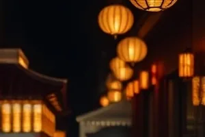 《半城风》封面，城市屋顶连片与穿巷而过的风
